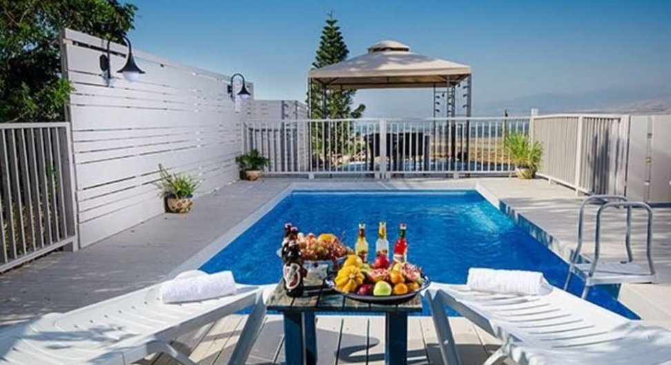 וילה סגולה בנוף