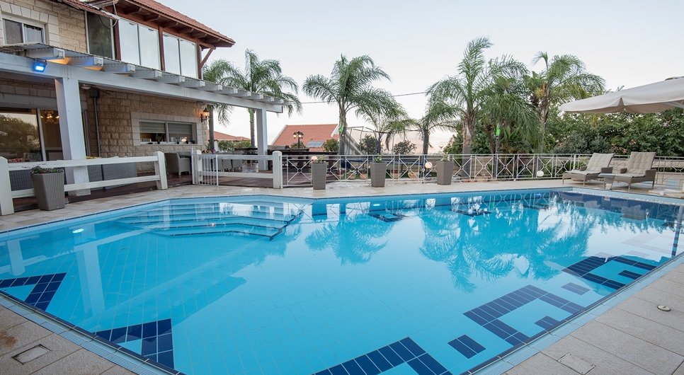 אחוזת הנרקיס 42