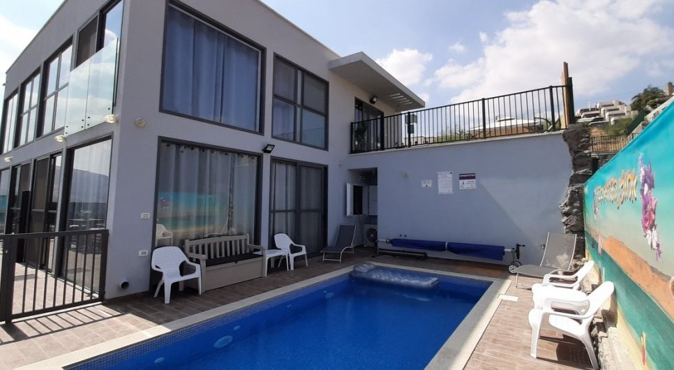 אחוזת הפרחים בכנרת