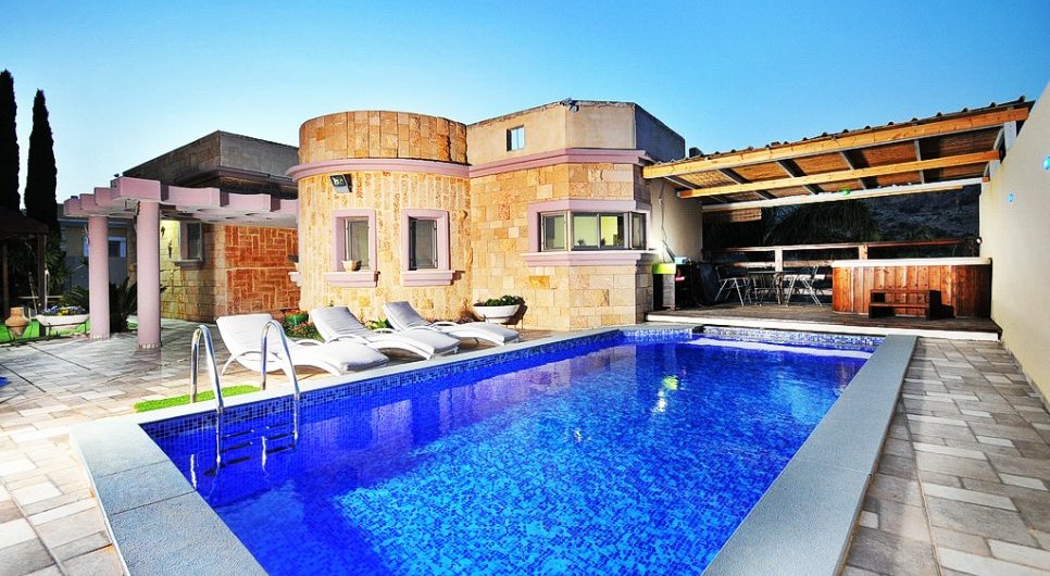 וילה מול הקשת