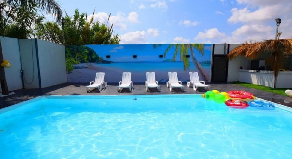 וילה הבריכה הלבנה